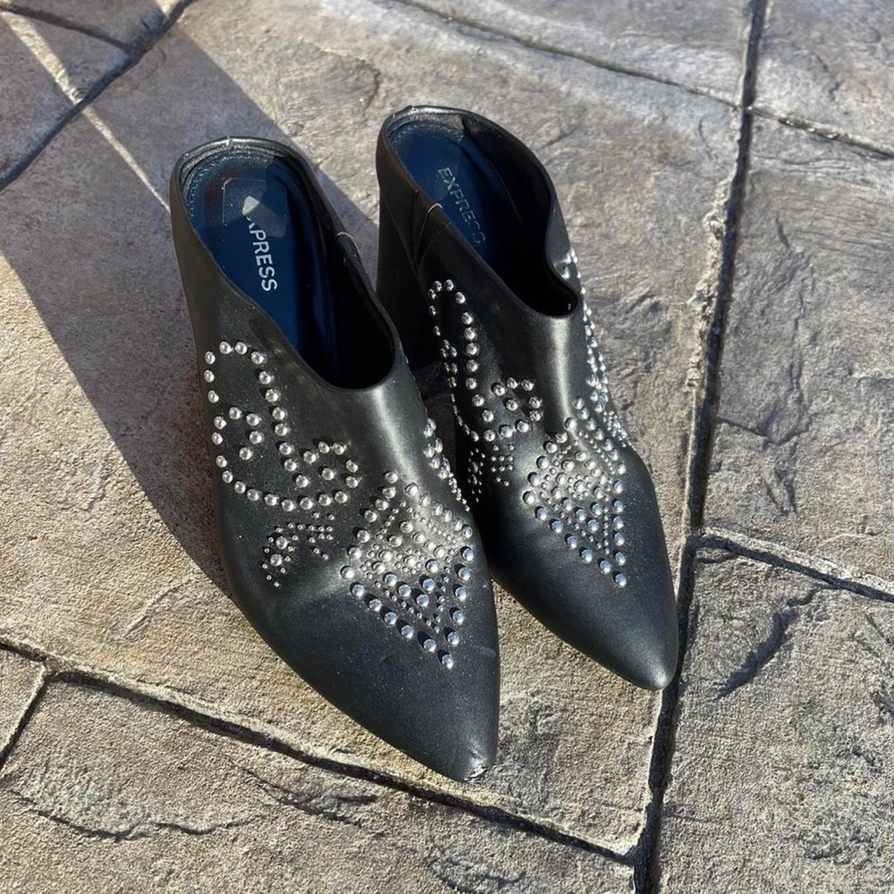 ⚡️NEED 2 GO DEAL!!!! Express glam heels